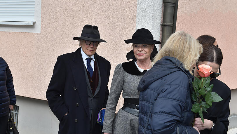 Barbara Engel trifft vor der Trauerfeier auf ihren Ex-Mann Bernd Herzsprung (li.)